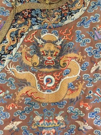 Une robe imp&eacute;riale en kesi &agrave; d&eacute;cor de huit dragons &agrave; cinq griffes sur fond brun, prob. Jiaqing, 1&egrave;re moiti&eacute; du 19&egrave;me